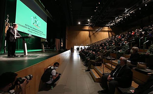 Imagen principal - Málaga regala a La Legión el Cuadro del Centenario