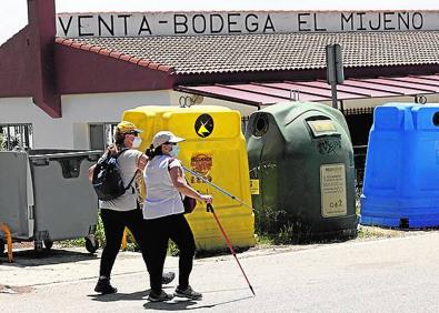 Imagen secundaria 1 - Una familia atraviesa uno de los senderos de los Montes de Málaga en bicicleta. Dos personas practican el 'nordic walking', disciplina que hace con ayuda de bastones para acompañar la marcha con un braceo. Una imagen tomada en la tienda de Trek Málaga. 