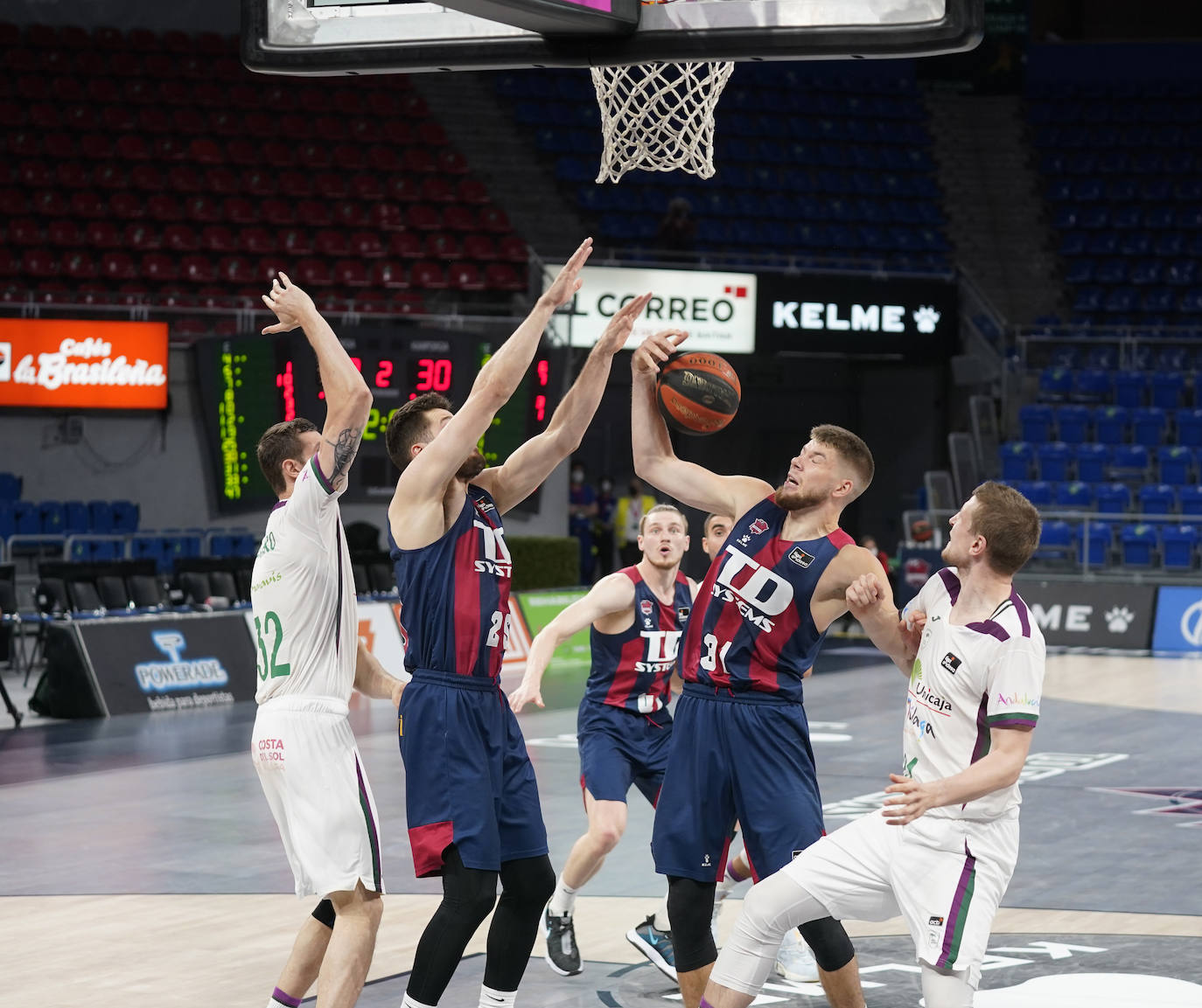 Un Unicaja muy coral y desatado desde el perímetro en el tercer cuarto (7/12) gana en una pista de Euroliga y sigue vivo en la pelea por jugar los 'play-off'.