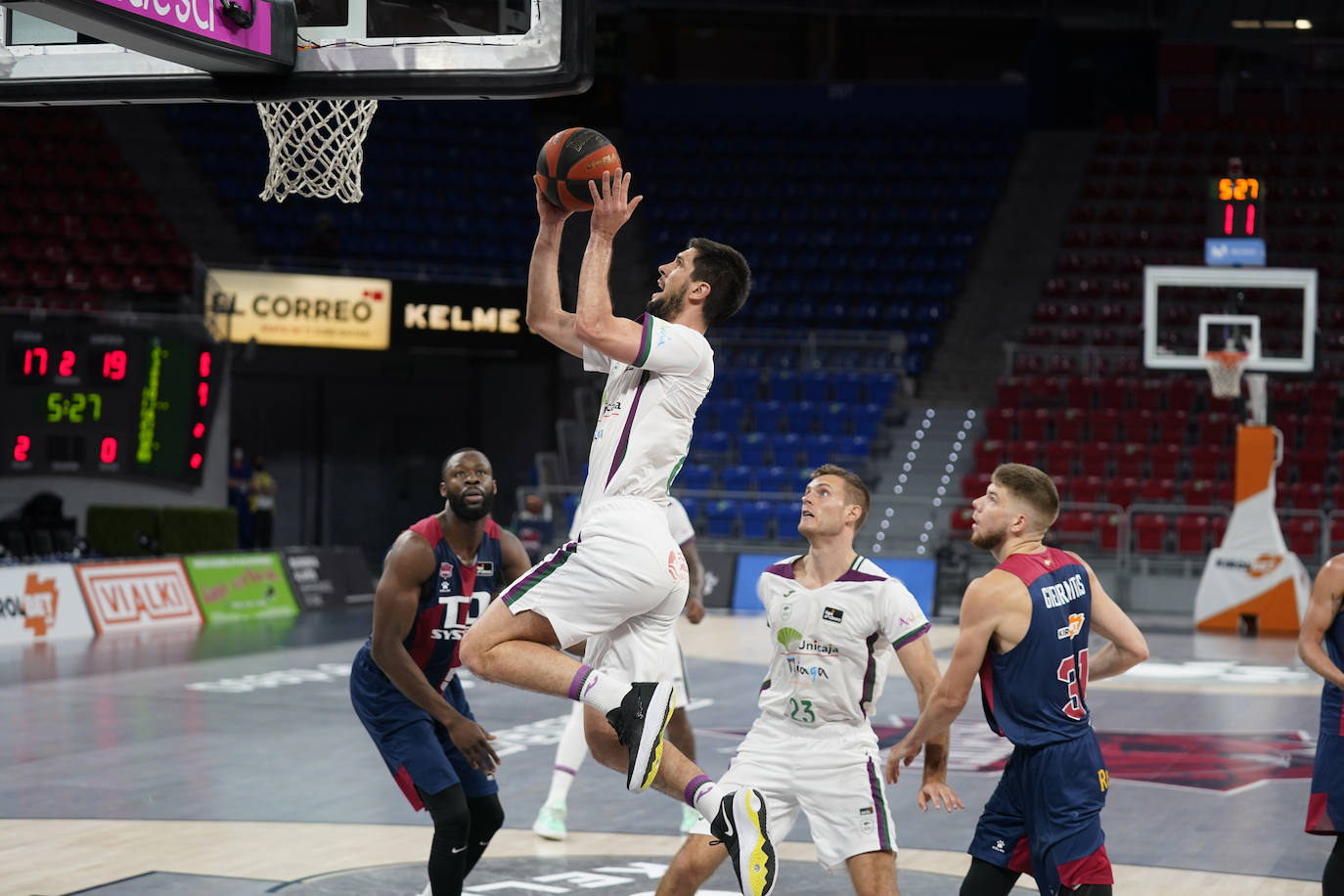 Un Unicaja muy coral y desatado desde el perímetro en el tercer cuarto (7/12) gana en una pista de Euroliga y sigue vivo en la pelea por jugar los 'play-off'.