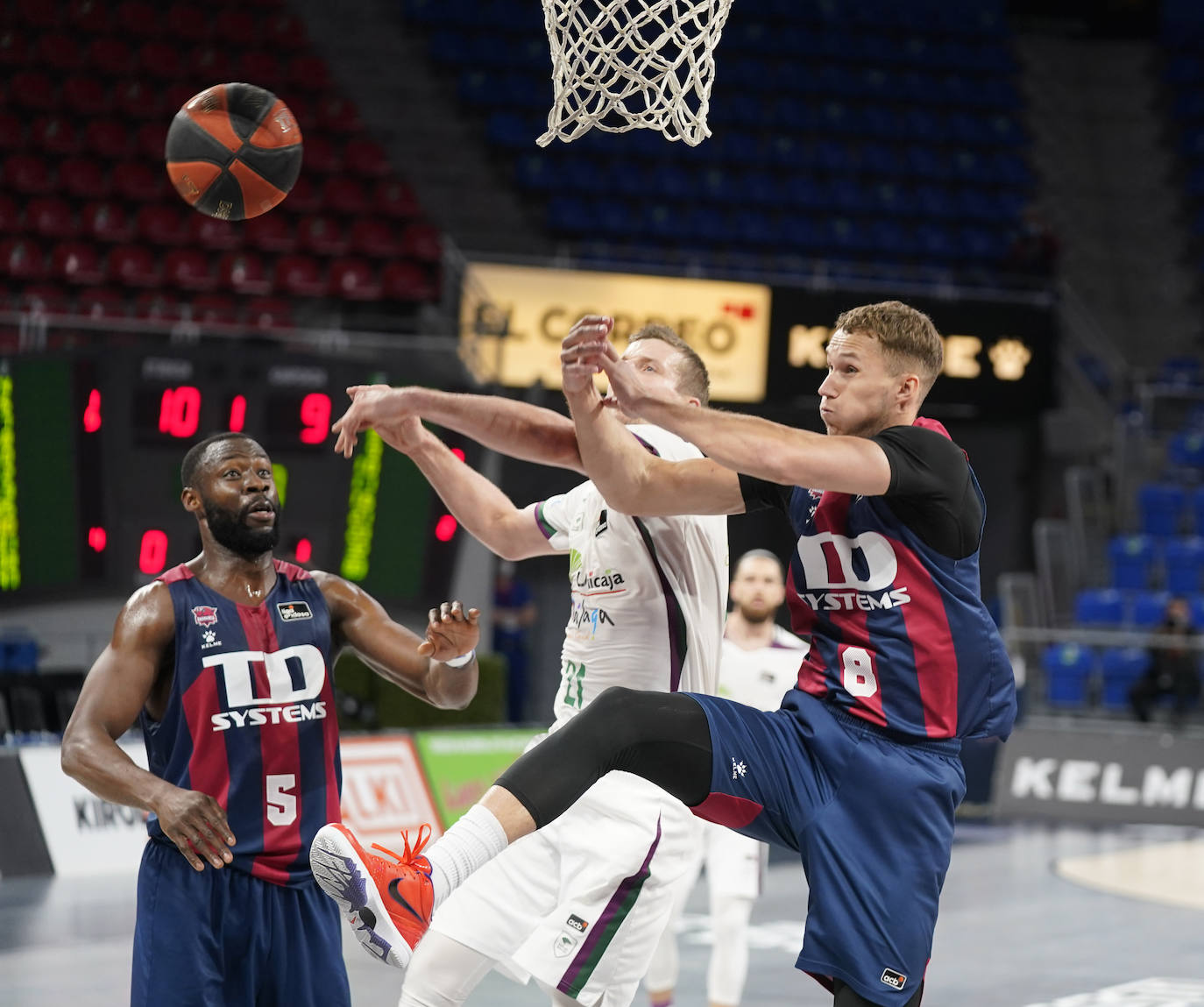 Un Unicaja muy coral y desatado desde el perímetro en el tercer cuarto (7/12) gana en una pista de Euroliga y sigue vivo en la pelea por jugar los 'play-off'.