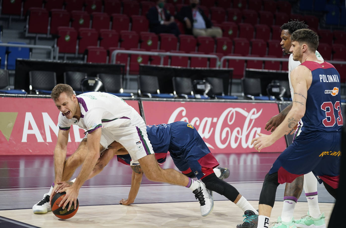 Un Unicaja muy coral y desatado desde el perímetro en el tercer cuarto (7/12) gana en una pista de Euroliga y sigue vivo en la pelea por jugar los 'play-off'.