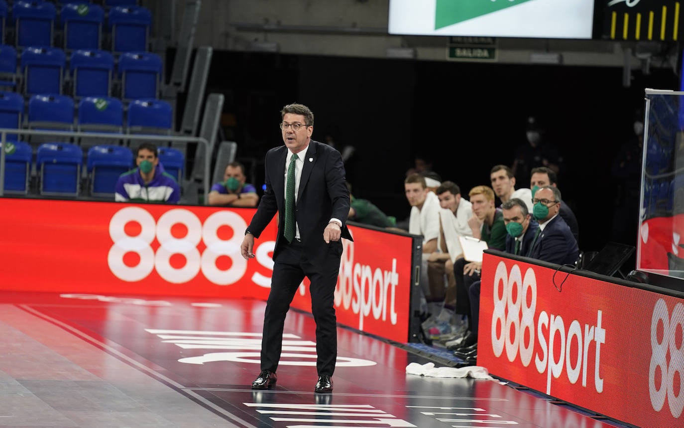 Un Unicaja muy coral y desatado desde el perímetro en el tercer cuarto (7/12) gana en una pista de Euroliga y sigue vivo en la pelea por jugar los 'play-off'.