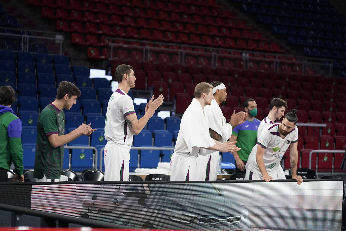 Un Unicaja muy coral y desatado desde el perímetro en el tercer cuarto (7/12) gana en una pista de Euroliga y sigue vivo en la pelea por jugar los 'play-off'.