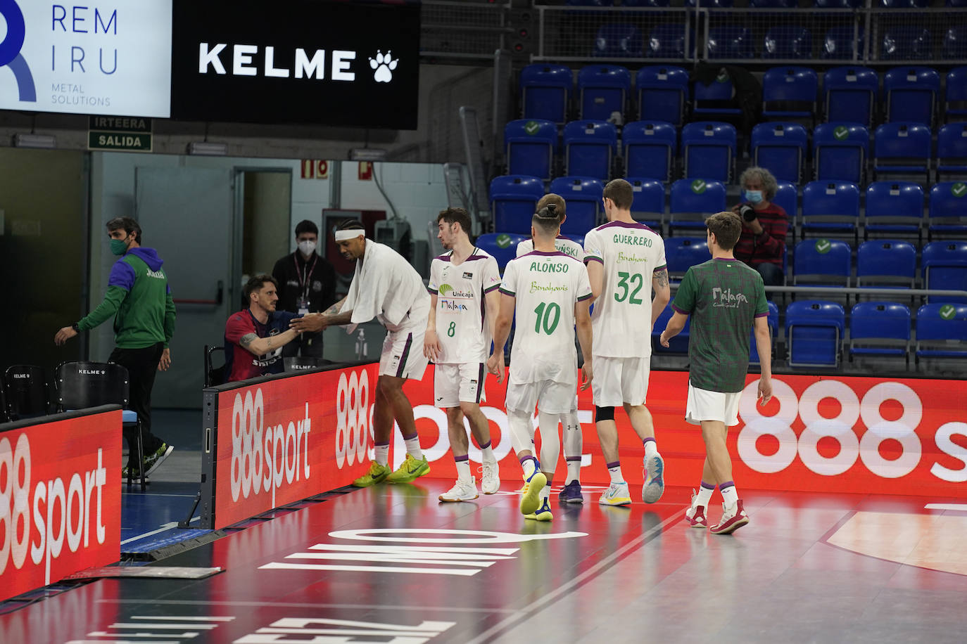 Un Unicaja muy coral y desatado desde el perímetro en el tercer cuarto (7/12) gana en una pista de Euroliga y sigue vivo en la pelea por jugar los 'play-off'.