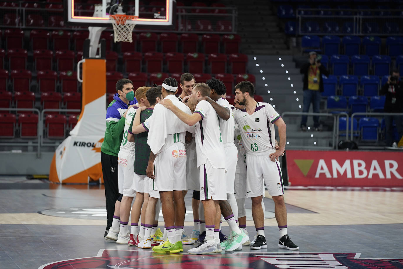 Un Unicaja muy coral y desatado desde el perímetro en el tercer cuarto (7/12) gana en una pista de Euroliga y sigue vivo en la pelea por jugar los 'play-off'.