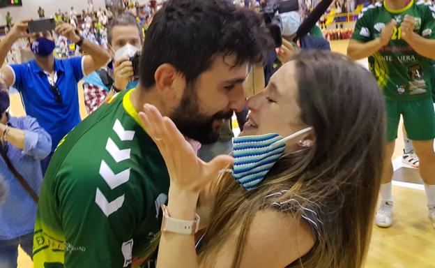 Momento en el que Nacho Castillo y Espe López se besan tras la pedida de matrimonio durante la celebración del ascenso a Asobal del Iberoquinoa Antequera.