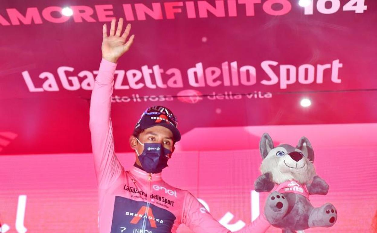 Egan Bernal, con la 'maglia' rosa en el podio del Giro.