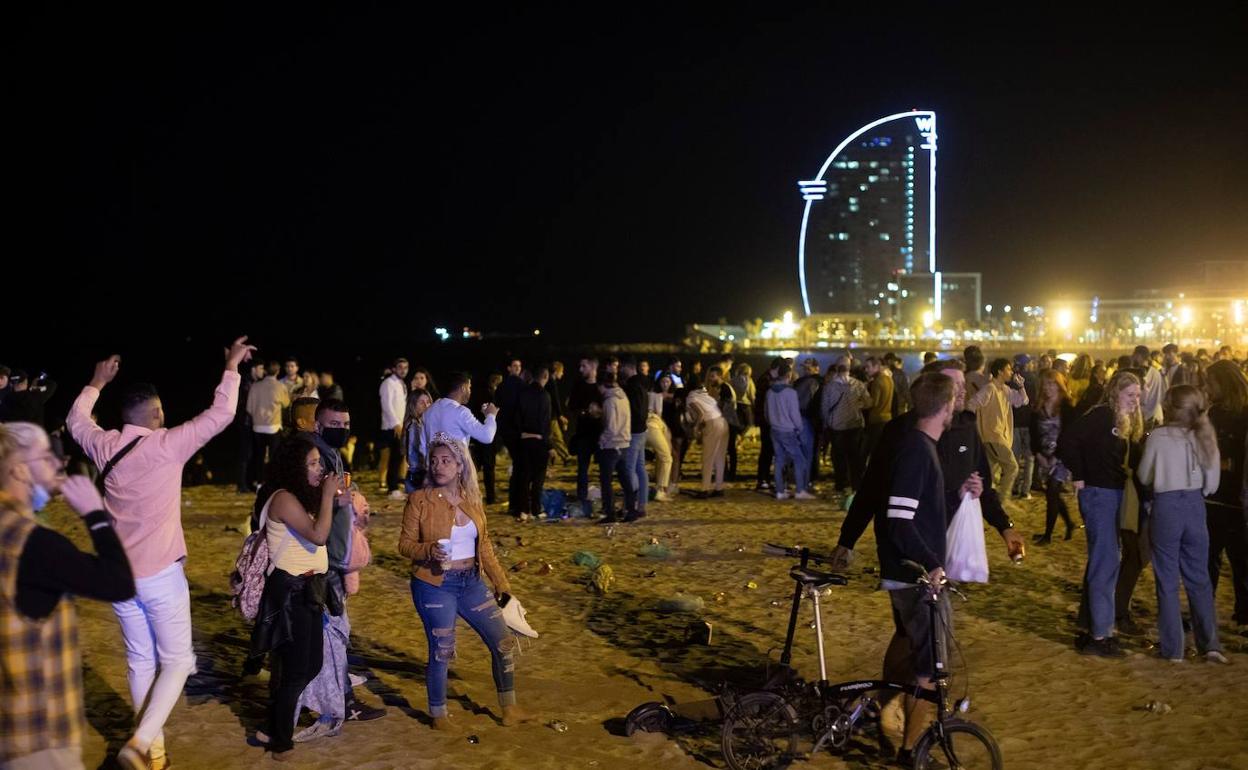 Jóvenes en la playa de La Barceloneta esta madrugada.