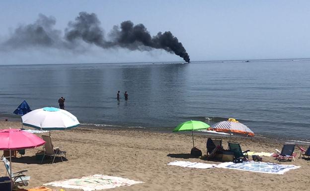 La embarcación arde frente a la costa