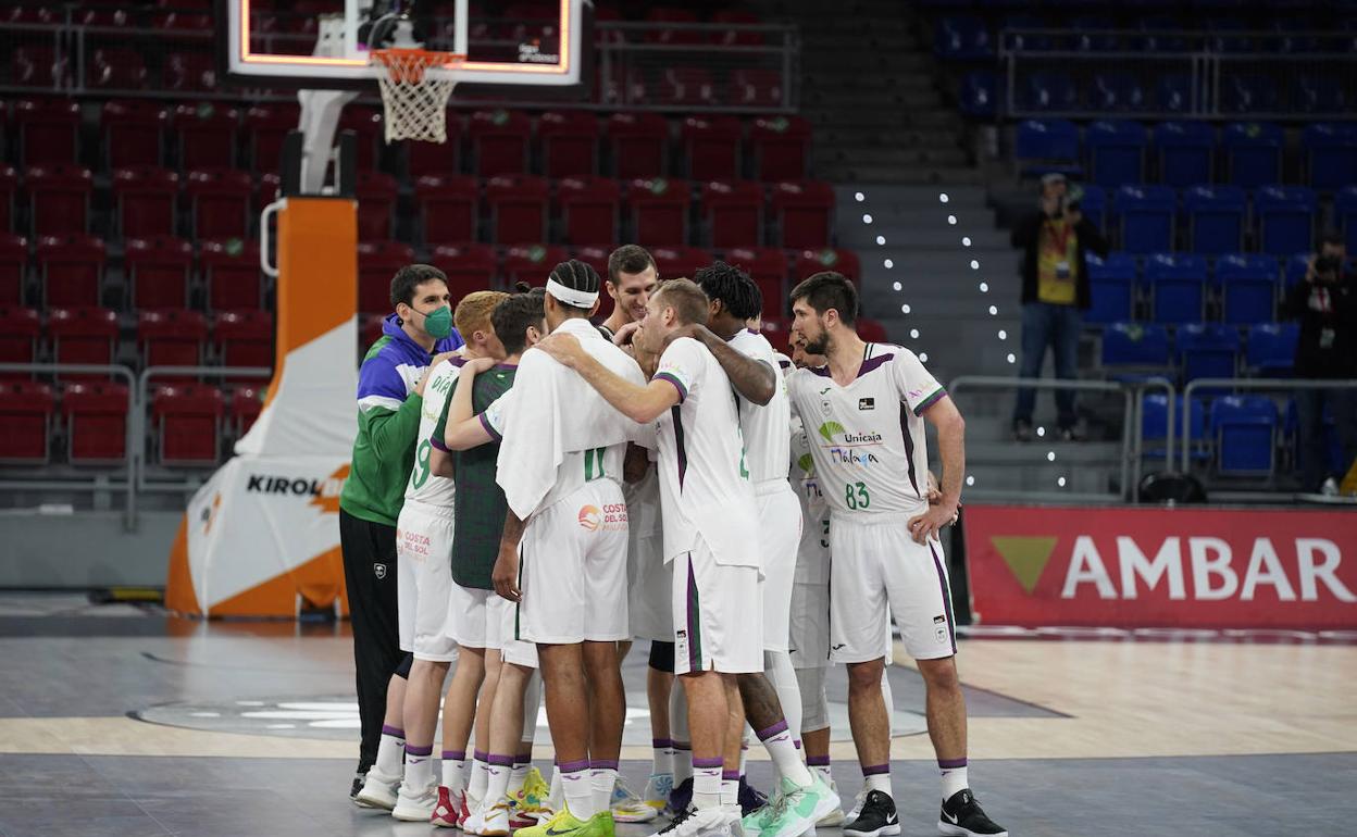 Los jugadores del Unicaja celebran en una piña el importante triunfo en el Buesa Arena. 