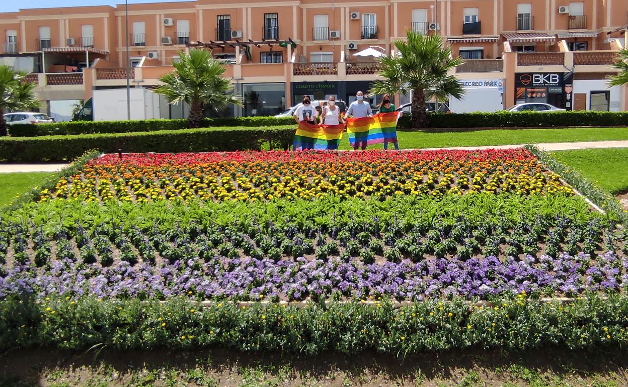 Bandera arcoíris elaborada con flores, en la avenida de Ceuta.