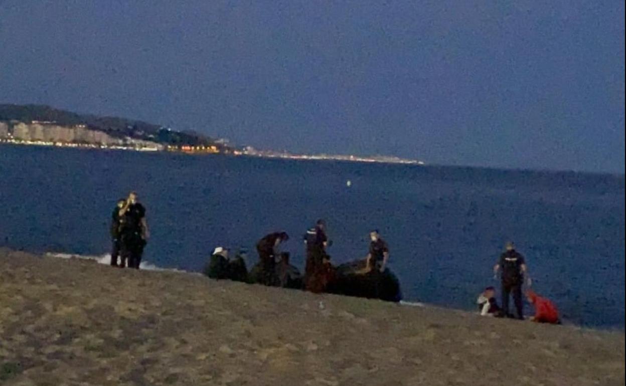 Los inmigrantes, ayer en la playa torreña. 