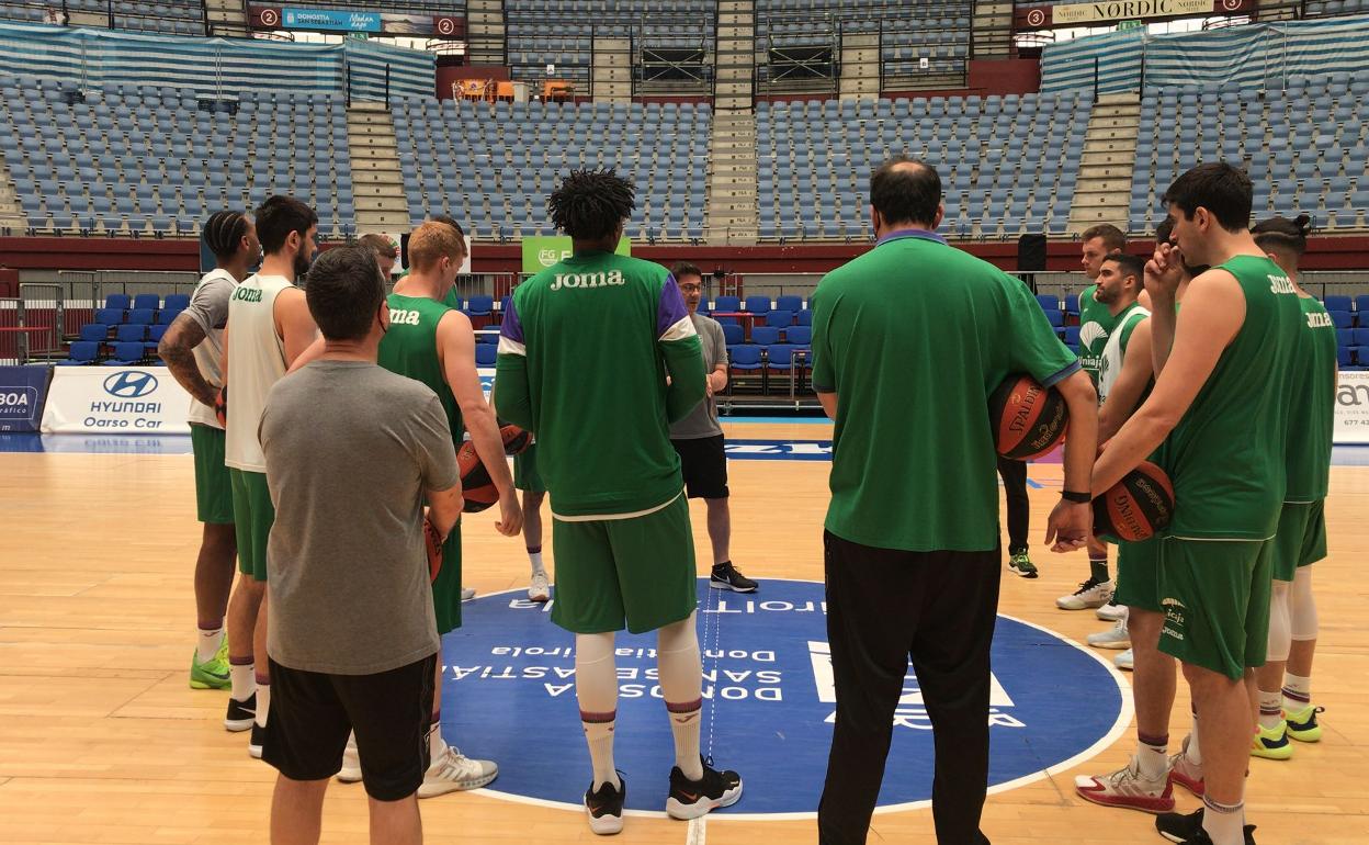 La plantilla del Unicaja se ejercitó ya ayer en la pista del Acunsa Gipuzkoa. 