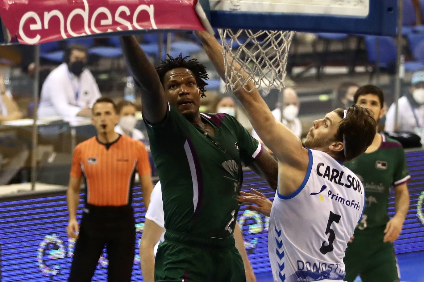 El Unicaja no hizo un buen partido, pero logró ganar en San Sebastián 