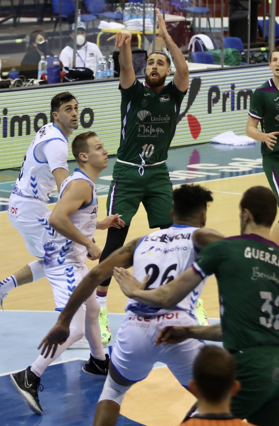 El Unicaja no hizo un buen partido, pero logró ganar en San Sebastián 