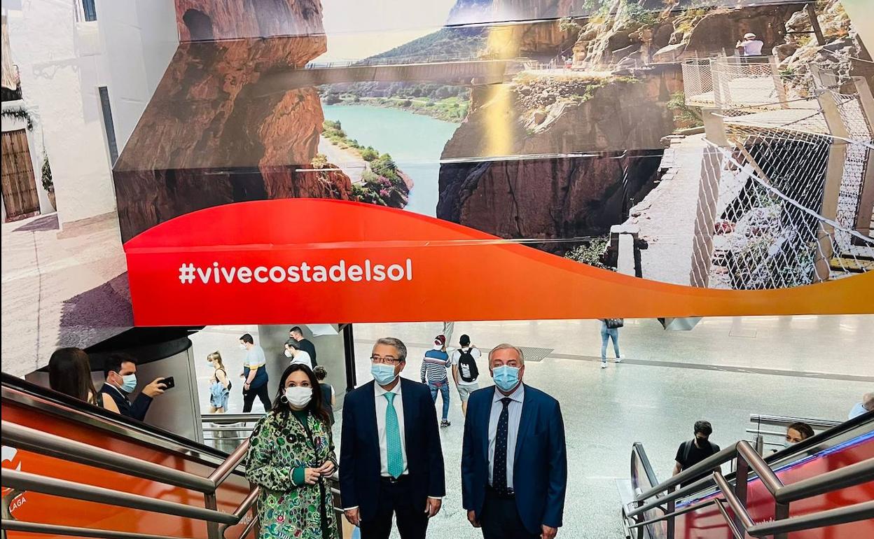 Francisco Salado, Margarita del Cid y Antonio Díaz posan en la boca de metro de la Puerta del Sol, en Madrid. 