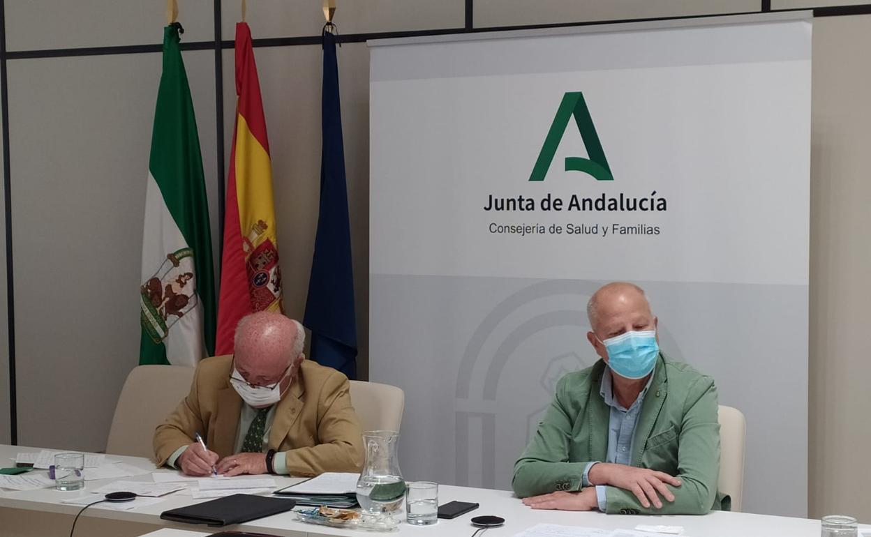 Los consejeros de Salud, Jesús Aguirre, y de Educación, Javier Imbroda, durante la Sectorial celebrada hoy. 