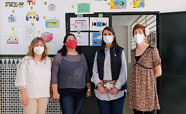 La delegada de Educación, con el equipo directivo del IES Pablo Picasso. 