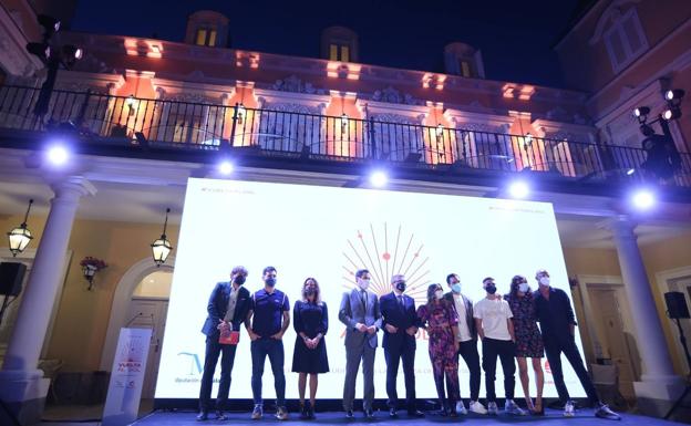 Foto de familia en la gala promoción turística con las autoridades y los embajadores malagueños elegidos para promocionar el destino. 