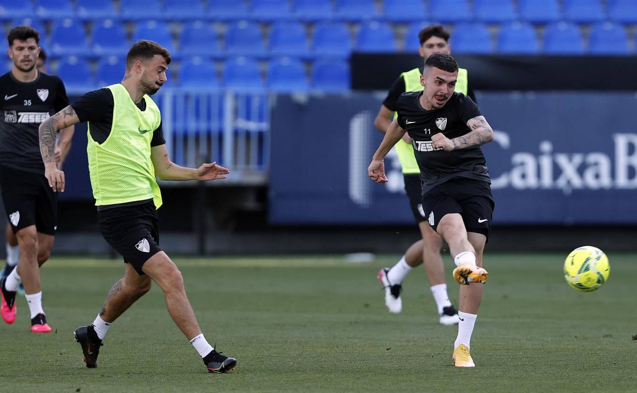 Joaquín, en un golpeo durante el entrenamiento de ayer. 