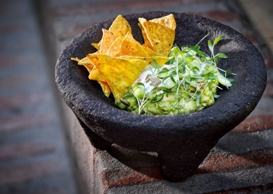 Imagen secundaria 1 - Lubina frita, guacamole y brioche.