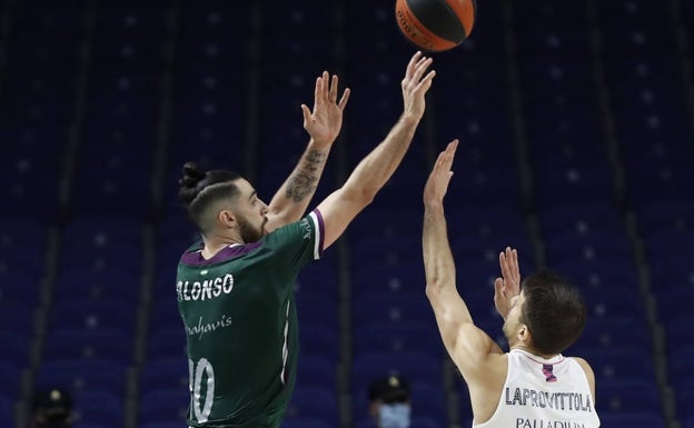 Francis Alonso lanza a canasta en presencia de Laprovittola. 