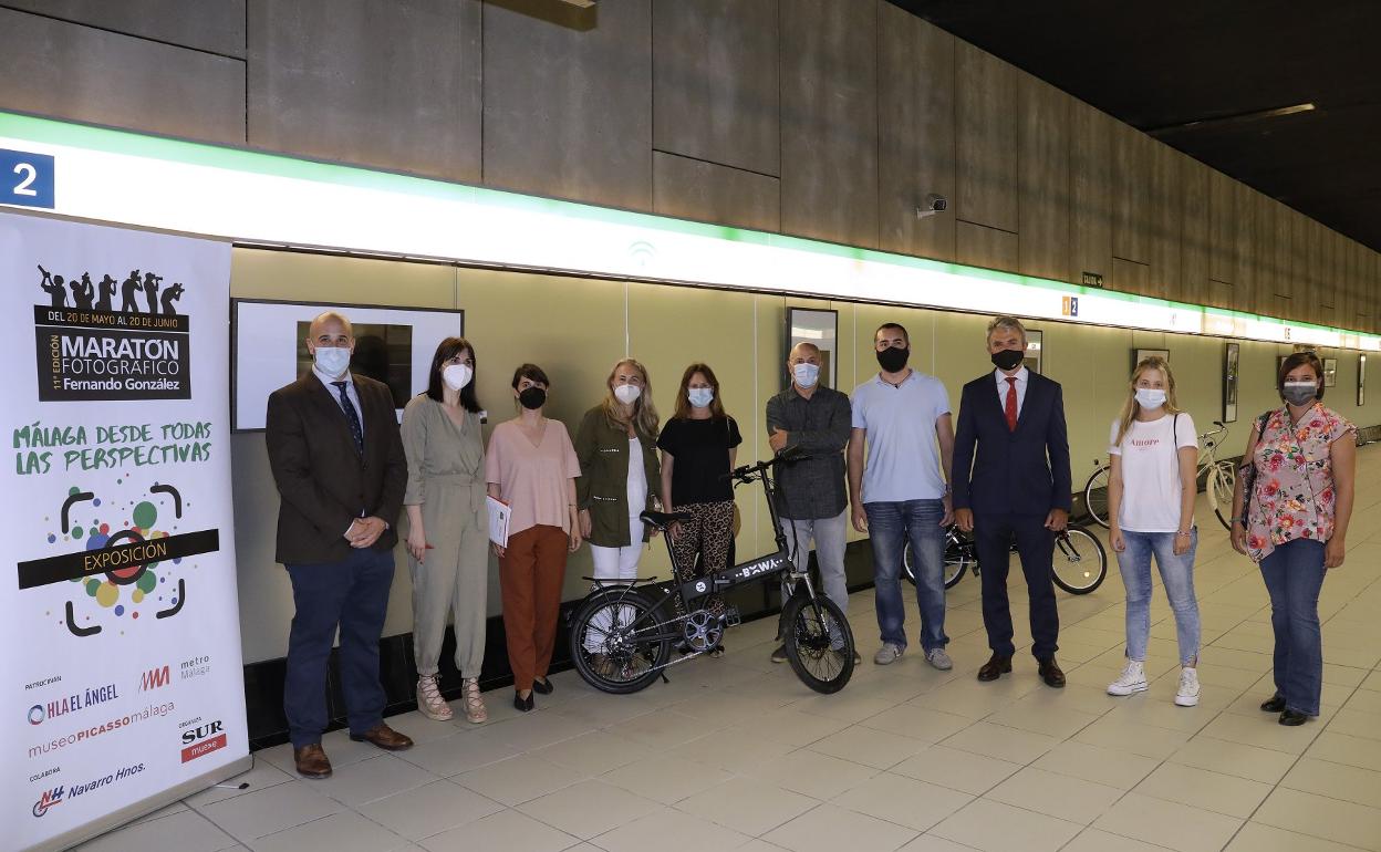 Representantes de SUR, patrocinadores y ganadores, junto a las bicicletas de premio. 