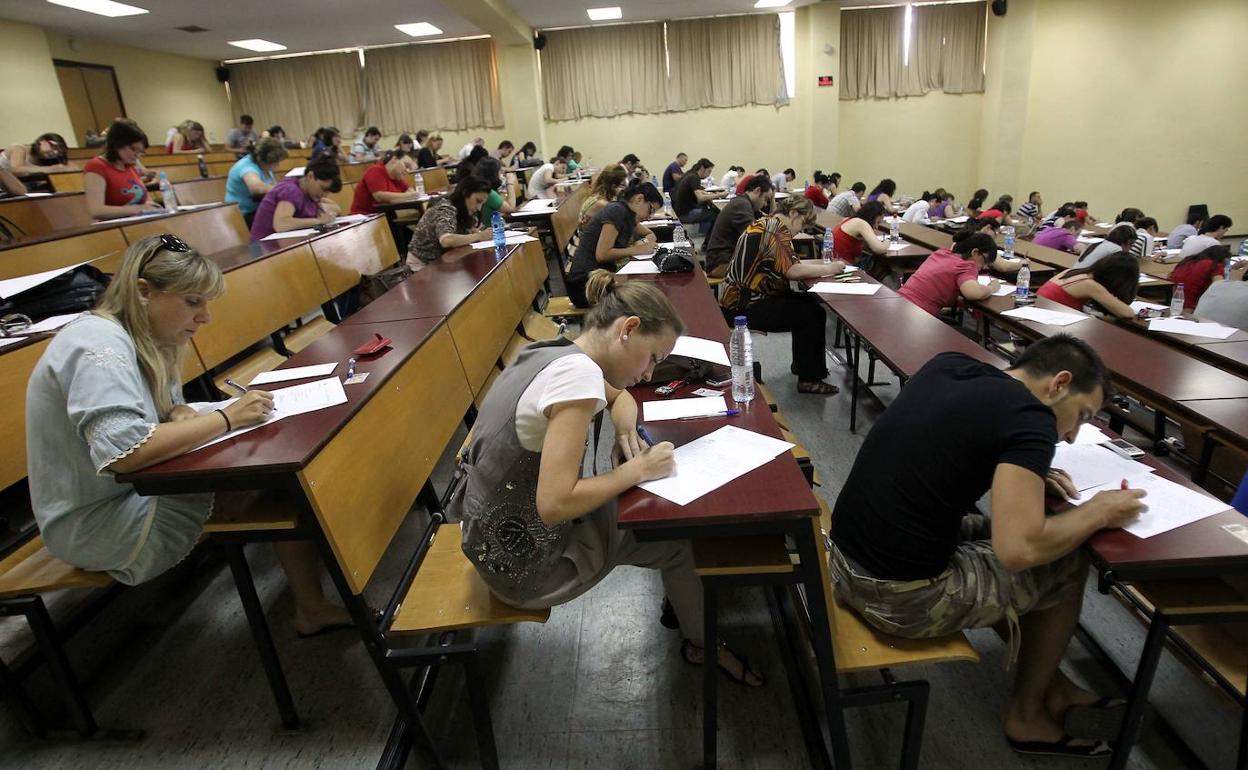 Opositores, durante el examen en un aula de la Facultad de Medicina de la UMA, en una imagen de archivo. 