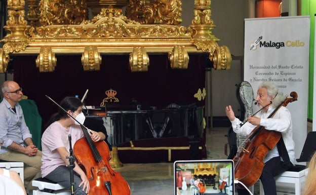 El violonchelista, durante la masterclass para MalagaCello en la Cofradía de Estudiantes. 