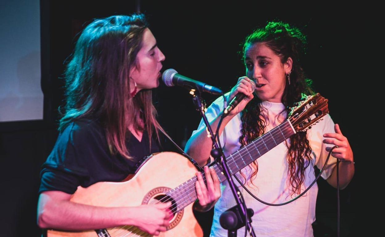 La Mare y María Ruiz, juntas en un concierto.