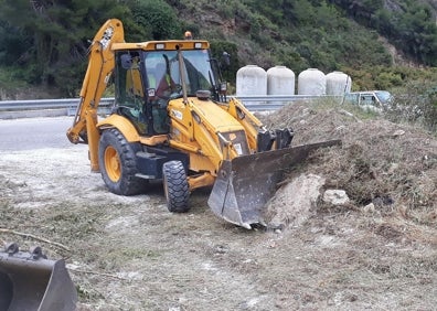 Imagen secundaria 1 - Tres imágenes de los trabajos de sellado del vertedero nerjeño, donde se acumulan más de 800.000 metros cúbicos de residuos de la construcción y podas. 