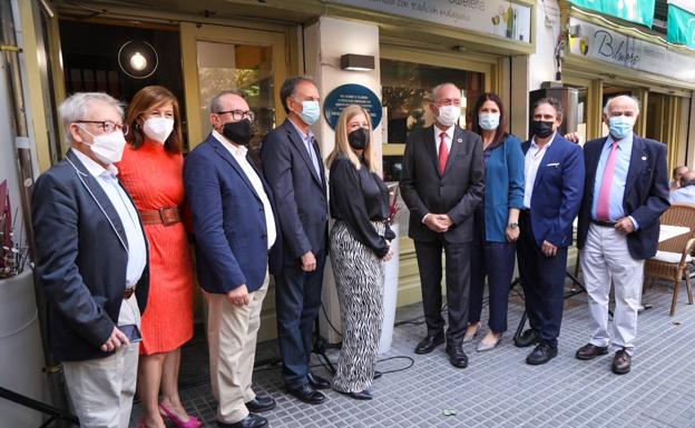 El alcalde, Noelia Losada y Gemma del Corral, con miembros de la tertulia y Esteban Pérez Estrada (a la derecha)