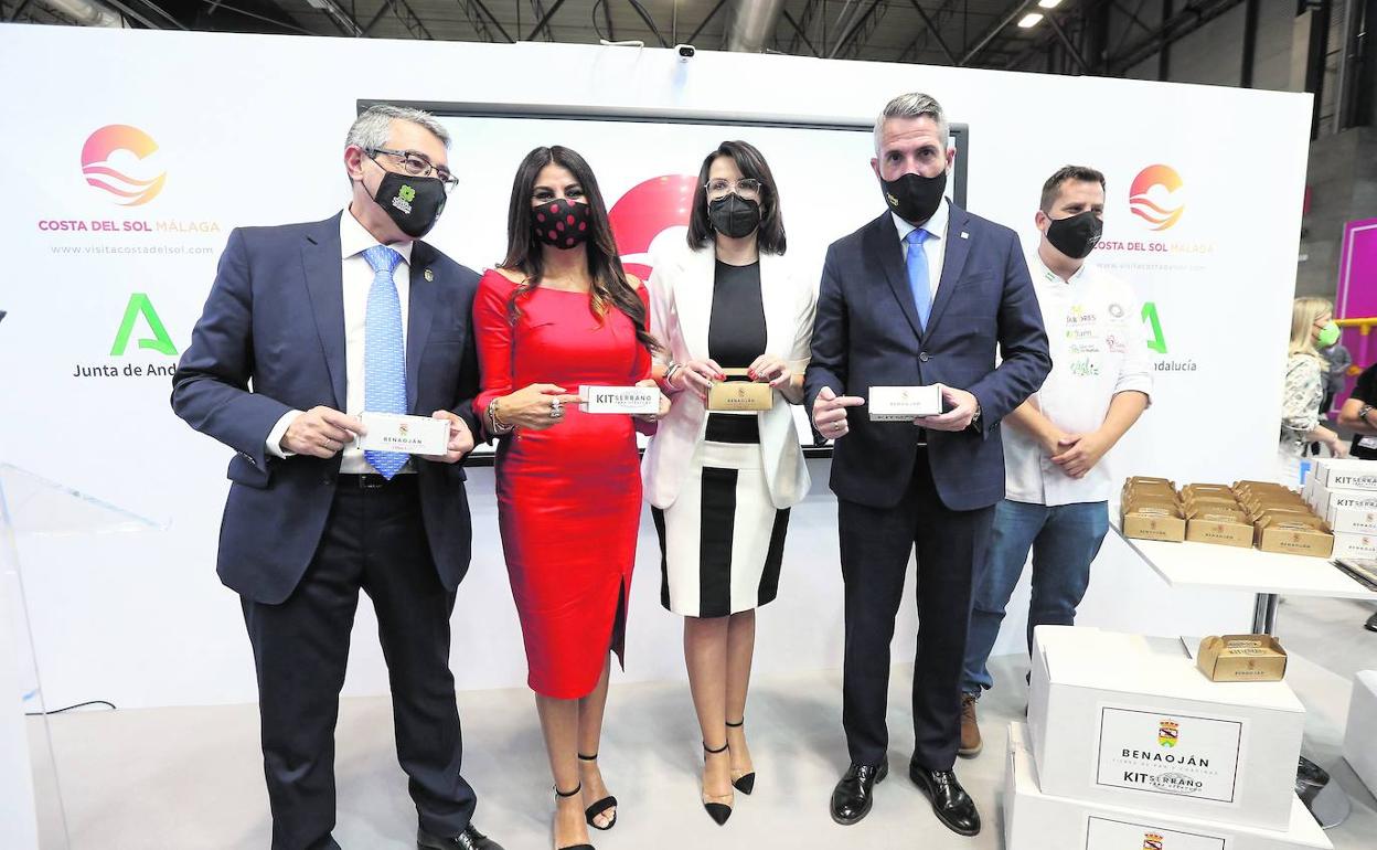 Salado y Maldonado, presidente y vicepresidente de la Diputación, con la delegada de Turismo de Málaga, Nuria Rodríguez, y la alcaldesa de Benaoján, Soraya García, ayer en Fitur 