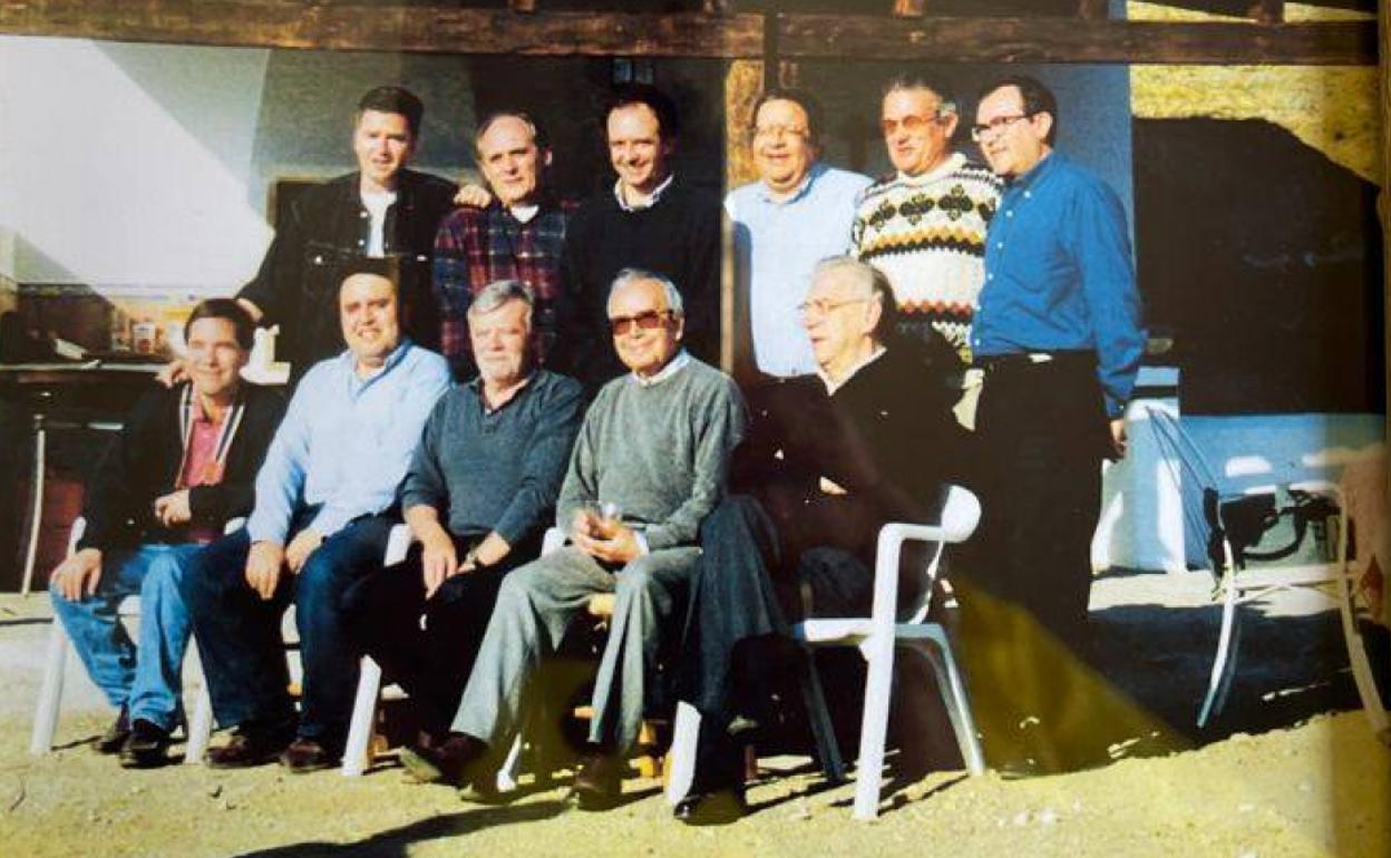 Una de las últimas fotos de la tertulia, con Rafael (sentado, a la derecha), en su finca de Canillas de Aceituno.