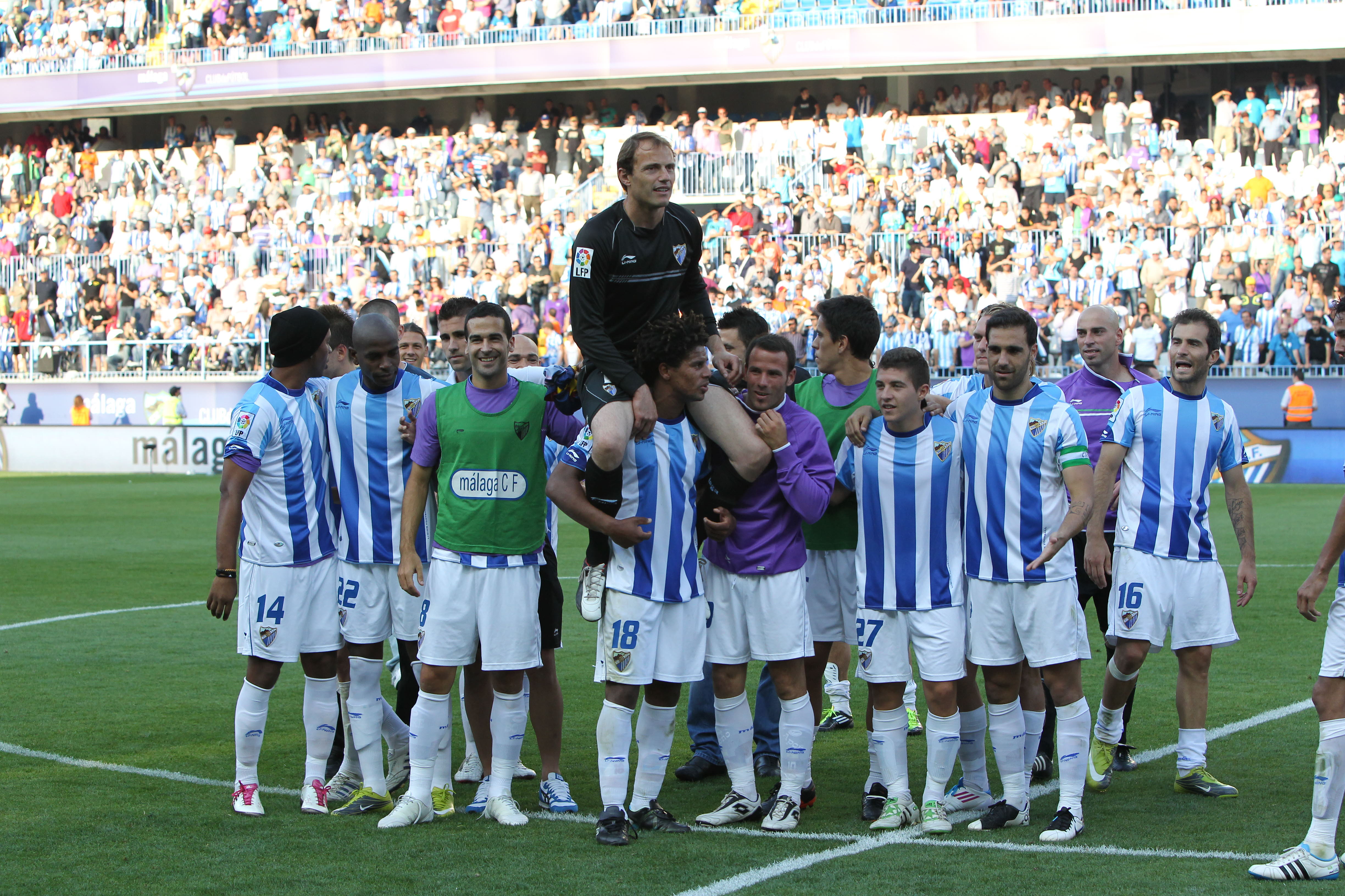 El catalán llegó al conjunto malagueño en 2001 procedente del Barcelona y se marchó de la entidad en 2017 tras varias temporadas como director deportivo. Toda una vida de bñanquiazul resumida en fotografías para recordar su paso por el Málaga.