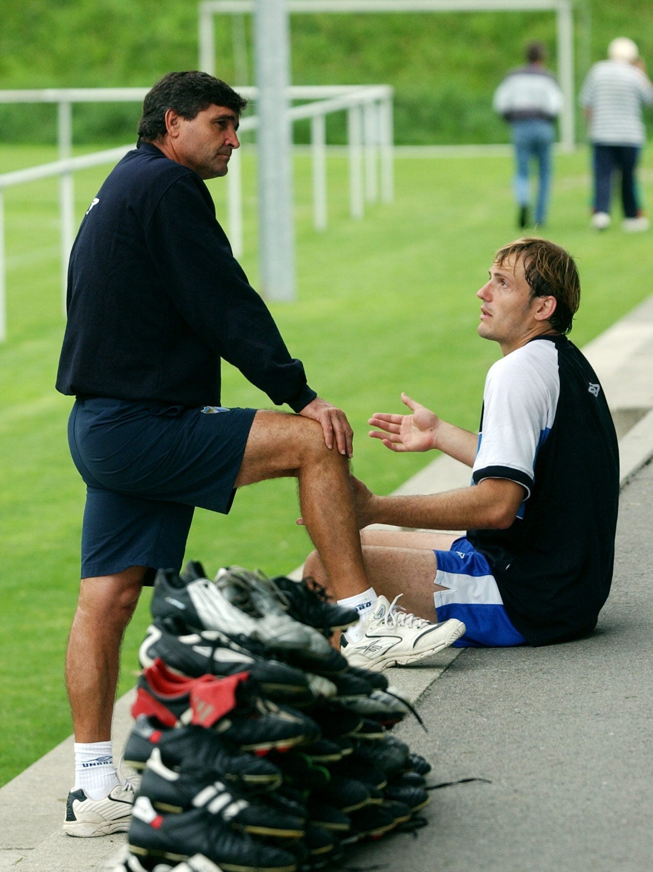 El catalán llegó al conjunto malagueño en 2001 procedente del Barcelona y se marchó de la entidad en 2017 tras varias temporadas como director deportivo. Toda una vida de bñanquiazul resumida en fotografías para recordar su paso por el Málaga.