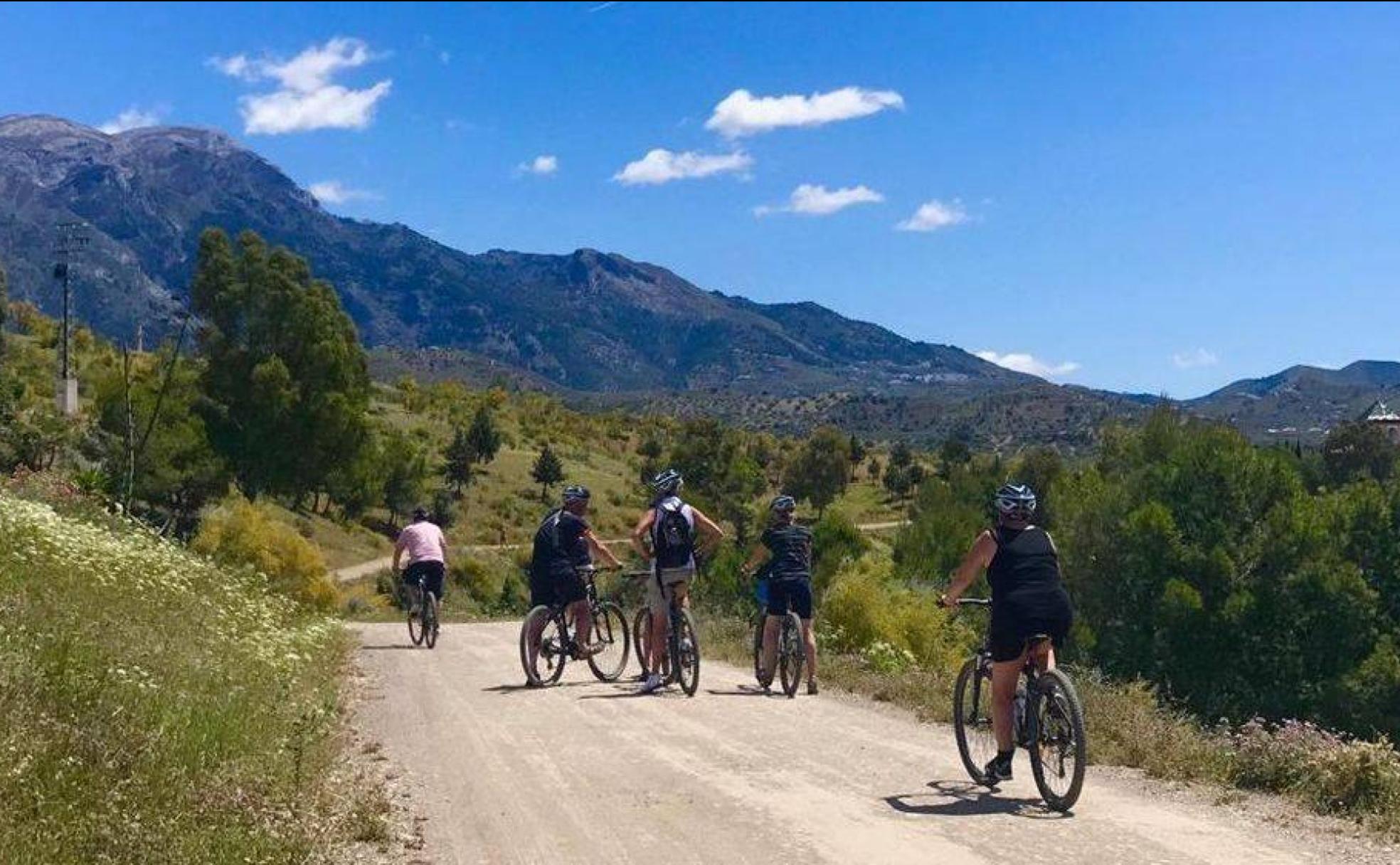 Excursión en bicicleta con Aqua Viñuela Sports.