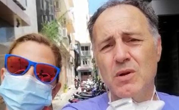 Los familiares de Óscar Posadas, en una calle de Malé. 