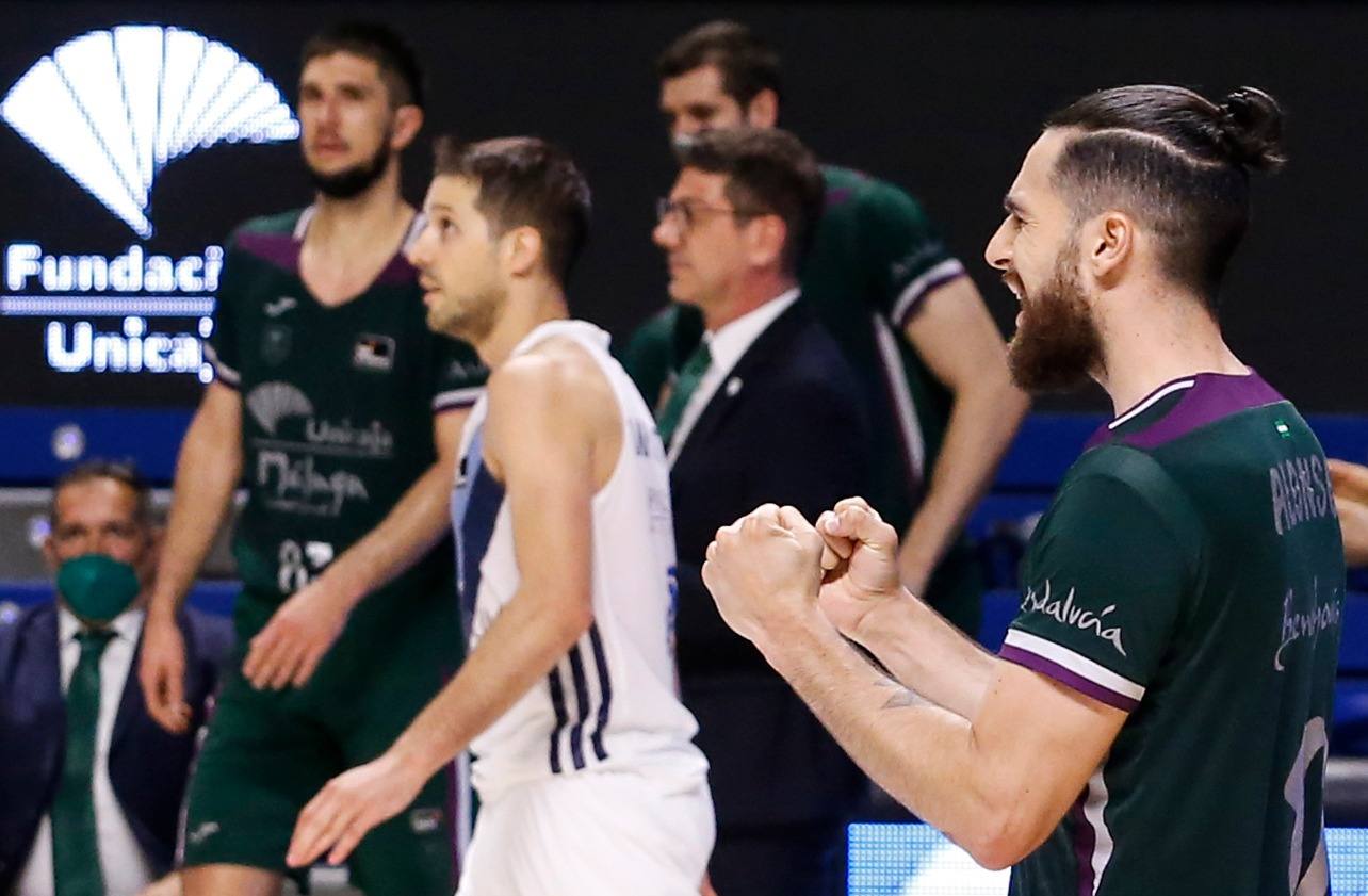 El Unicaja dijo adiós a la temporada tras perder por 90-96 ante el Real Madrid 