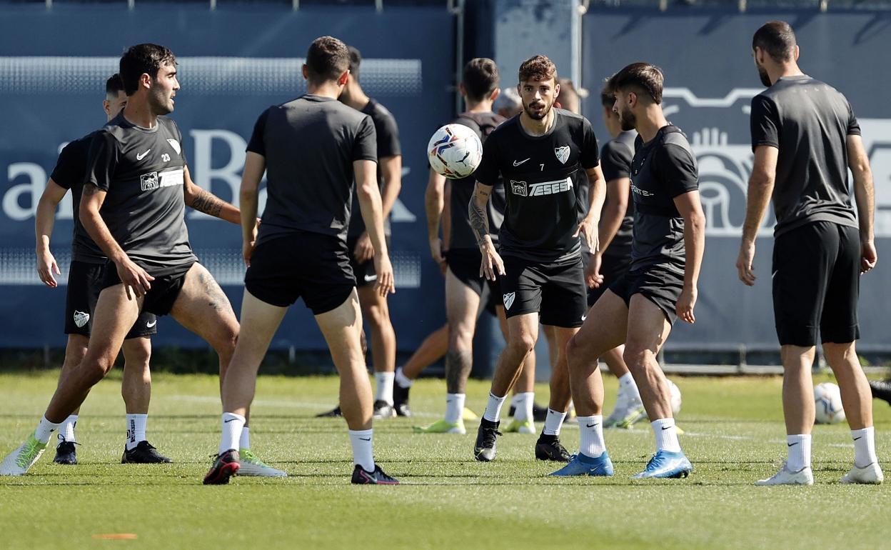 Jugadores del Málaga durante un entrenamiento reciente. 