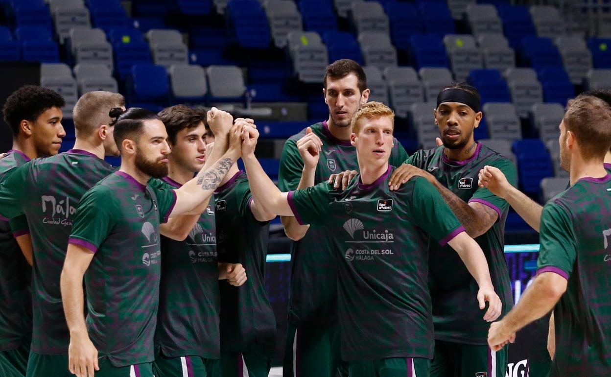 Los jugadores del Unicaja hacen piña antes del comienzo del partido contra el Real Madrid. 