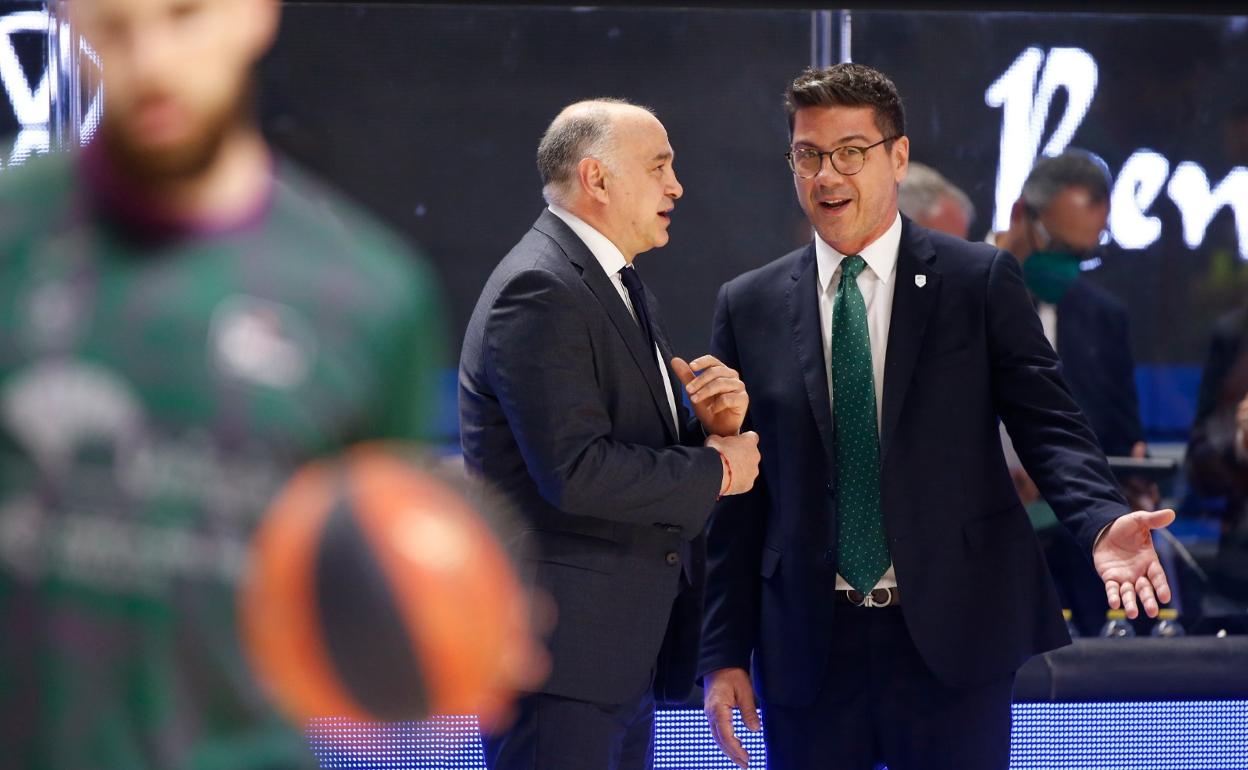 Fotis Katsikaris (derecha) conversa con Pablo Laso antes del partido. 