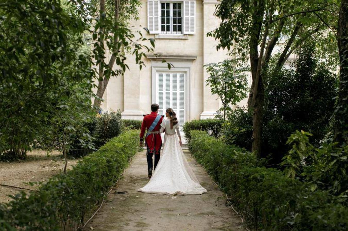 La pareja pasea por la jardínes del palacio de Liria. 