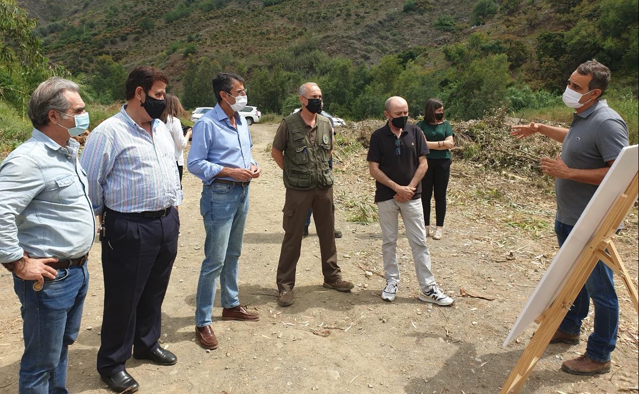 Autoridades y técnicos, en la zona donde se acometen los trabajos. 