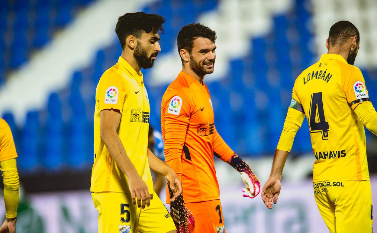 Juan Soriano, sonriente, en presencia de Juande y Lombán. 