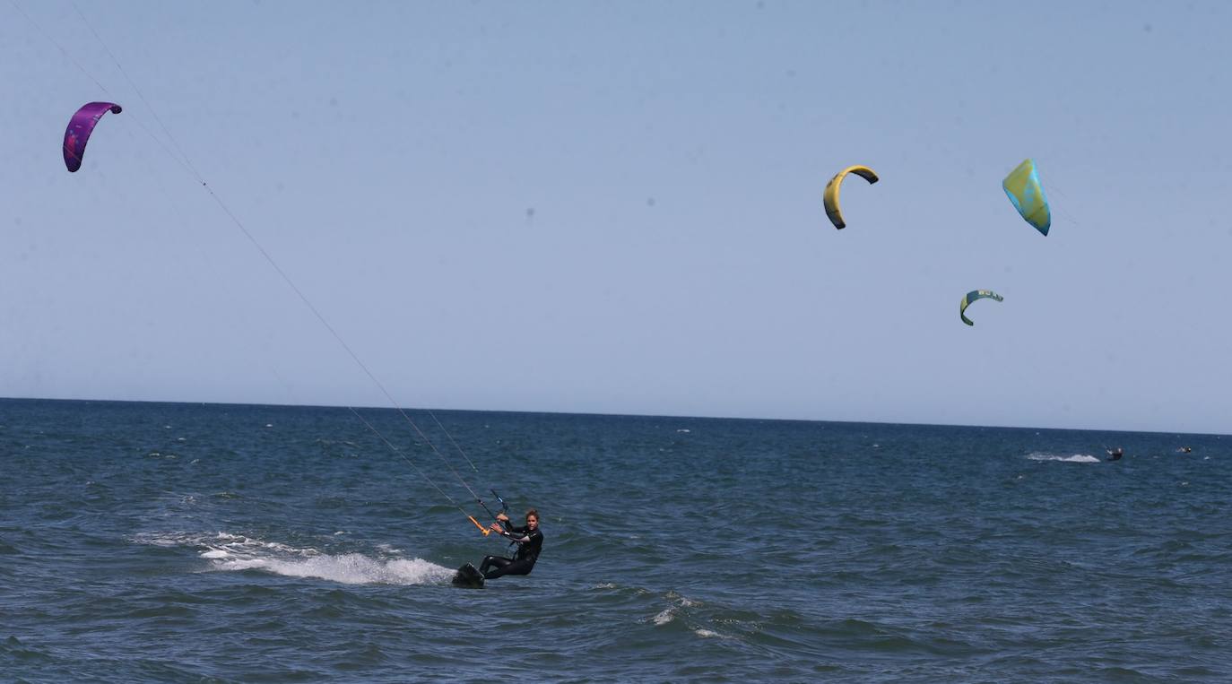 Gran ambiente de kitesurf en Málaga a finales de mayo. 