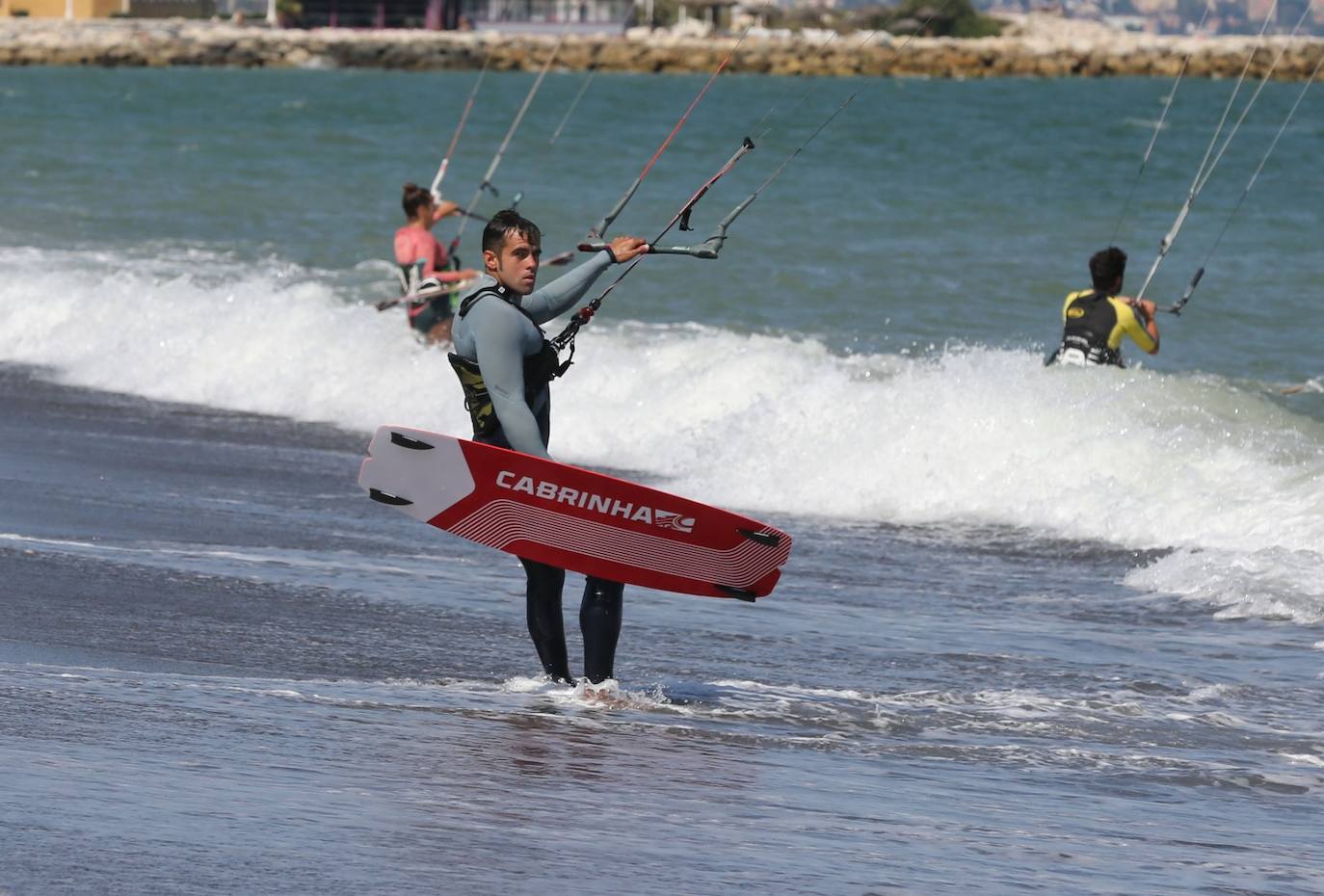 Gran ambiente de kitesurf en Málaga a finales de mayo. 