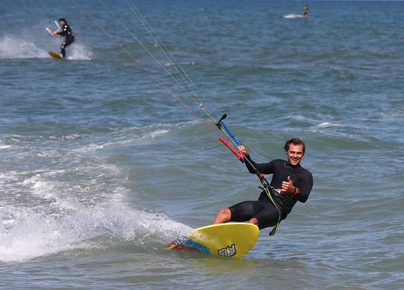 Gran ambiente de kitesurf en Málaga a finales de mayo. 