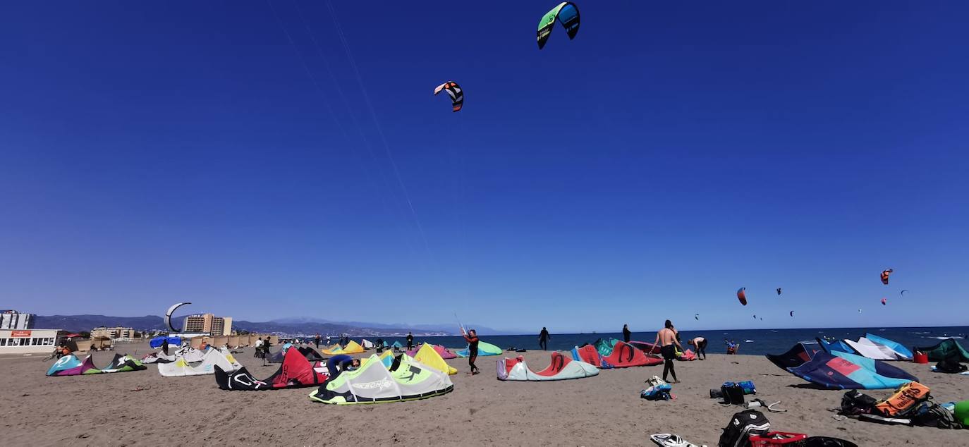 Gran ambiente de kitesurf en Málaga a finales de mayo. 